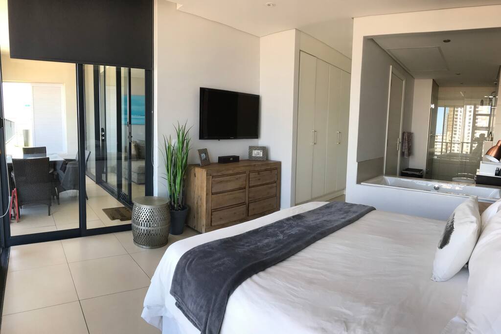 Main bedroom, en suite bathroom