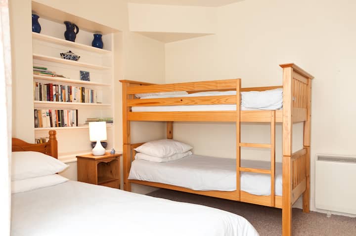 חדר שינה 3 (מיטת קומתיים ומיטת יחיד)