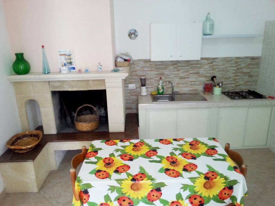 zona giorno con camino e cucina