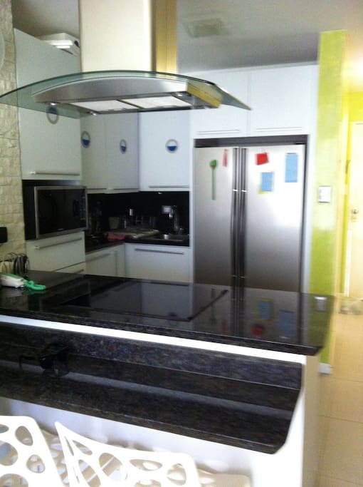 Fully equipped kitchen // Cocina equipada