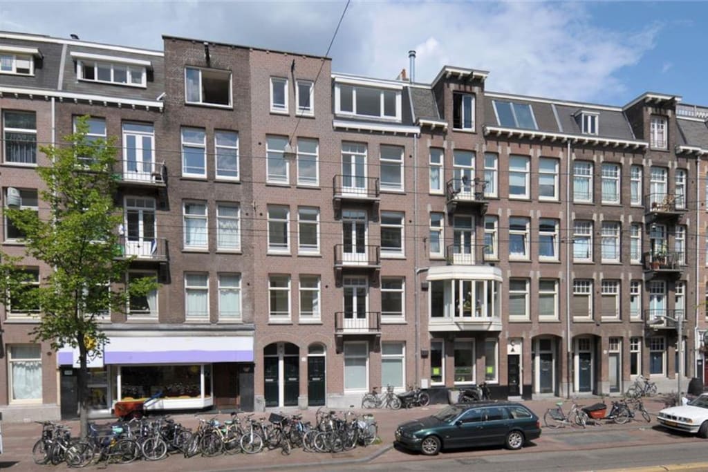 The apt is located on this typical Amsterdam street. The apt is located at the back, for some quite time.