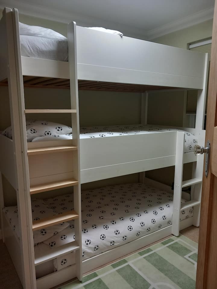 Тройни двуетажни легла