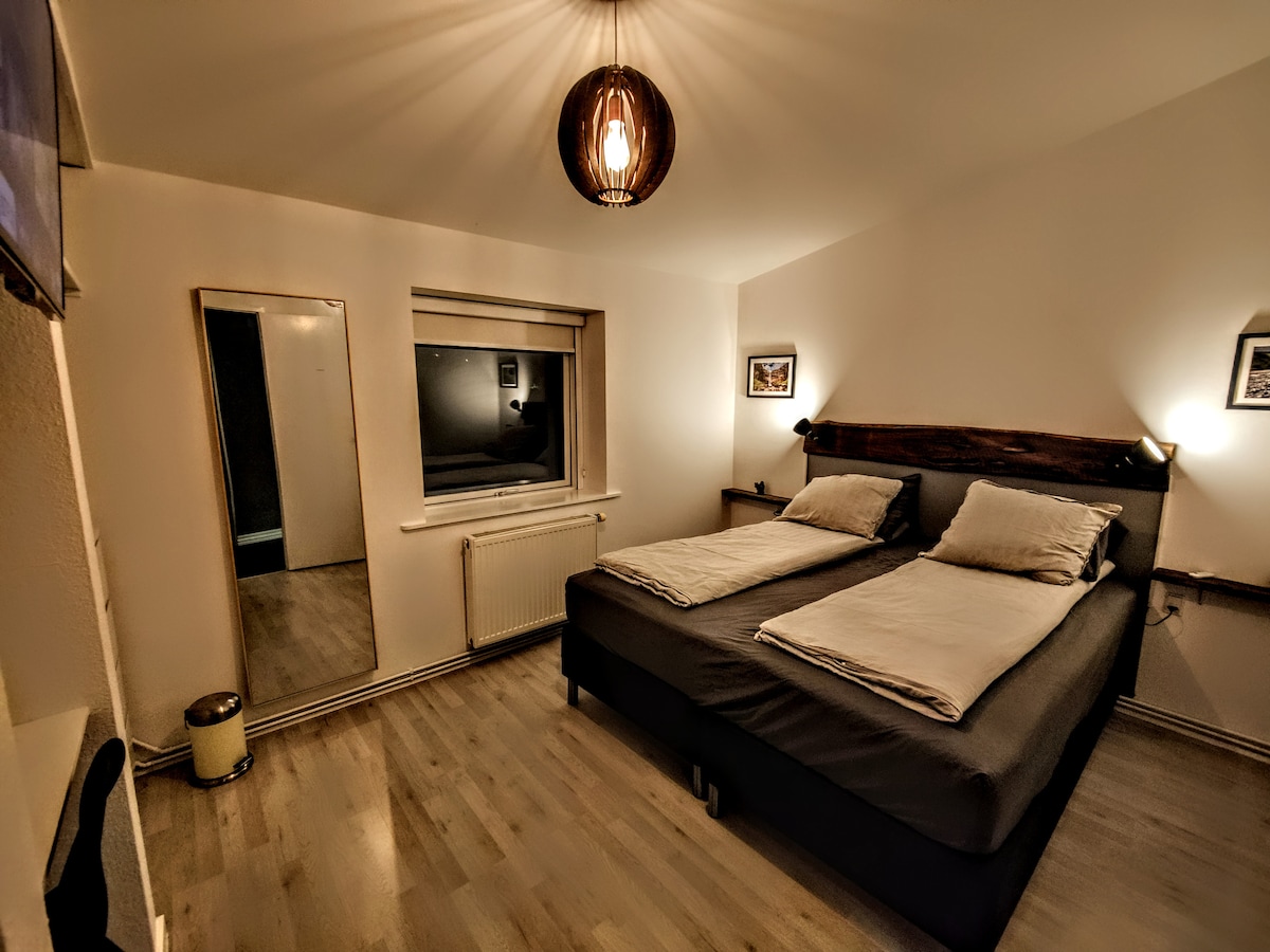 ห้องนอนใหญ่เตียงคิงไซส์ 