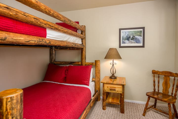 Third bedroom, twin/full bunkbeds 