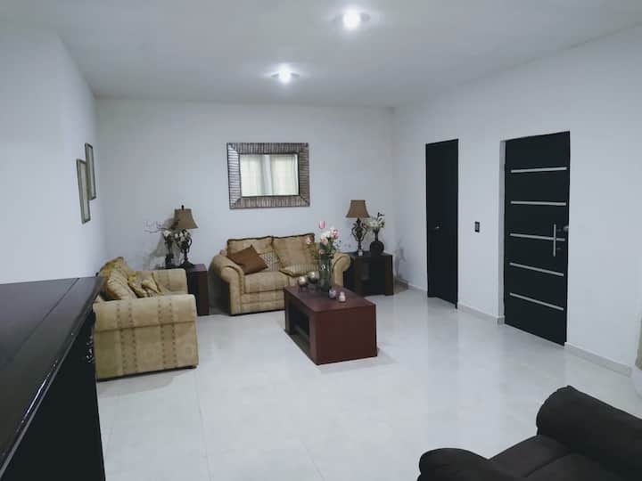 Amplia Casa, Totalmente Renovada, Cochera Privada. - Los Mochis