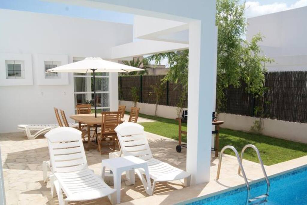 Terrasse mit Gartenmöbel + Grill
