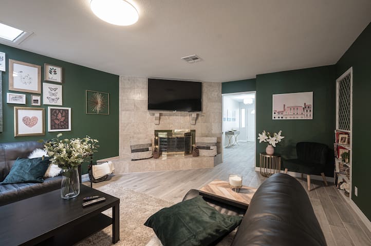 Monthly Villa • Heated Pool,Spa,FastWiFi,GameRoom gallery image 3