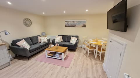 Popular Airbnb listing: Cosy cottage & parking. Sidmouth Beach 2 min walk. in Sidmouth