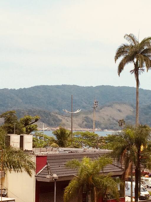 Vista da sala do apartamento para o mar e entrada do Porto de Santos e Guarujá!