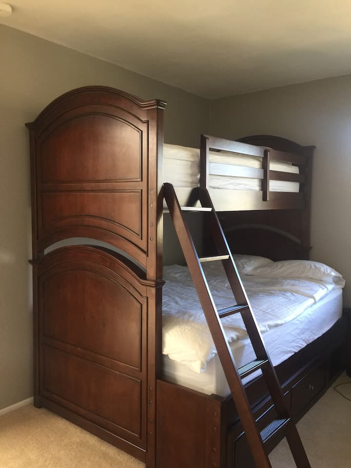 Dječja soba na katu s krevetom na kat 楼上孩子们的房间，Macy的实木双层铺