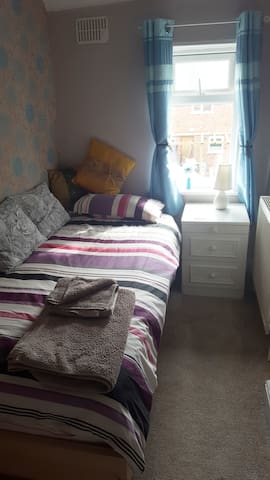 Long Eaton. cosy single room.