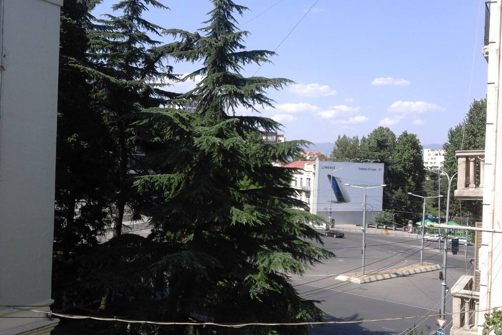 Вид с второго болкона на Вермйскй парк и на филармонию.
