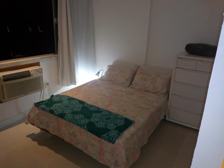 ห้องที่มีเตียงคู่และเครื่องปรับอากาศ