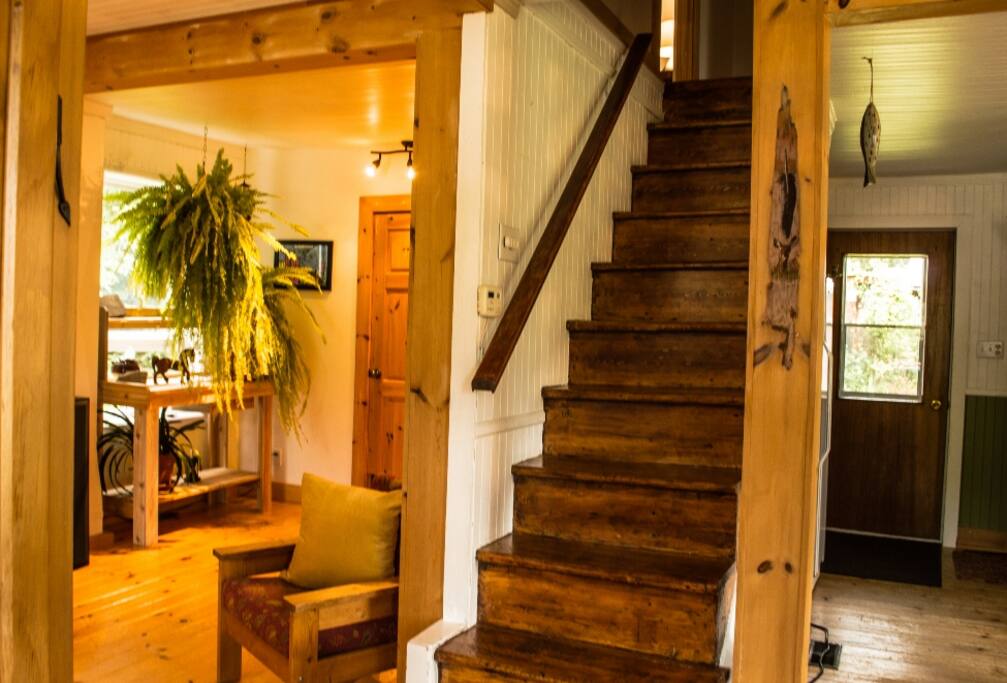 Rez-de-chaussée : salon, cuisine, coin poêle à bois et salle de bain