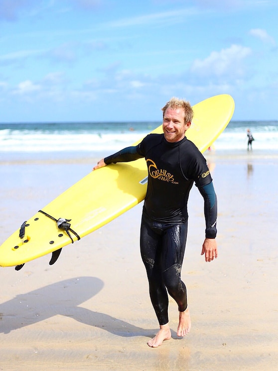 Show full-screen, host-provided image