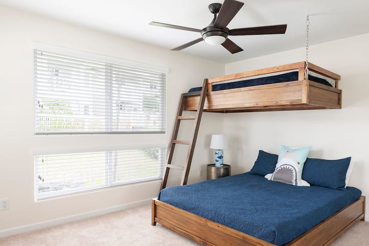 Chumba cha kulala cha ghorofa kina kitanda aina ya Queen kilicho na ghorofa moja iliyosimamishwa