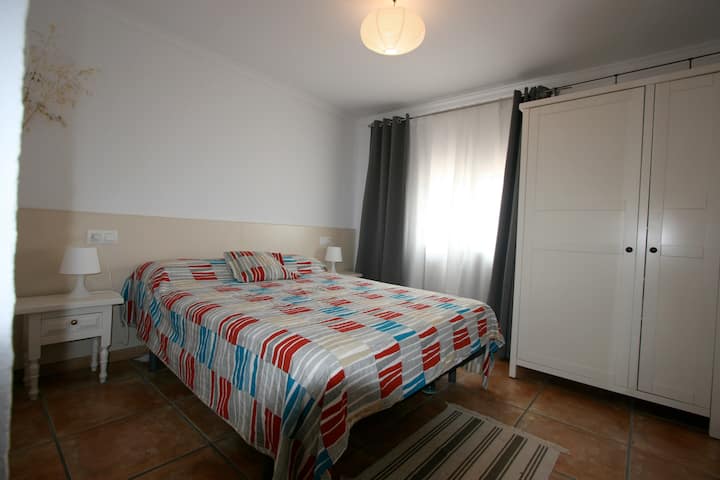 Საძინებელი ორადგილიანი საწოლით