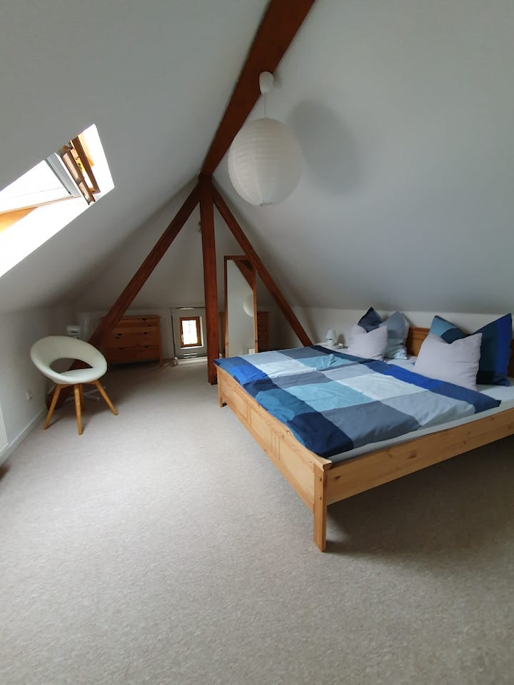 ห้องนอนพร้อมเตียงคู่ขนาดใหญ่บนชั้น 2