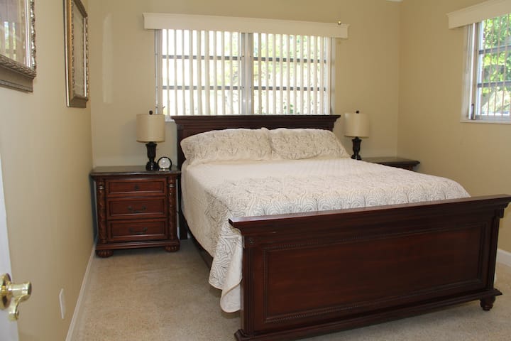 חדר שינה 2 - מיטת קווין סייז. טלוויזיה בחדר. ארון הגישה כולל מצעים נקיים, כרית נוספת וסדיני חוף ועוד הרבה יותר.