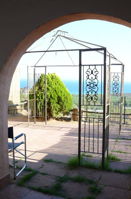il giardino, con vista mare