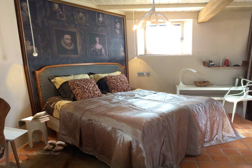 Gastenkamer de 'Dijkkamer', stijlvol met design en oude bouwmaterialen.