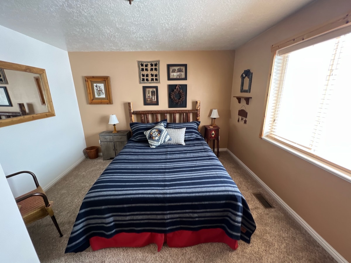 Dormitorio del piso principal (2) - Cama tamaño queen