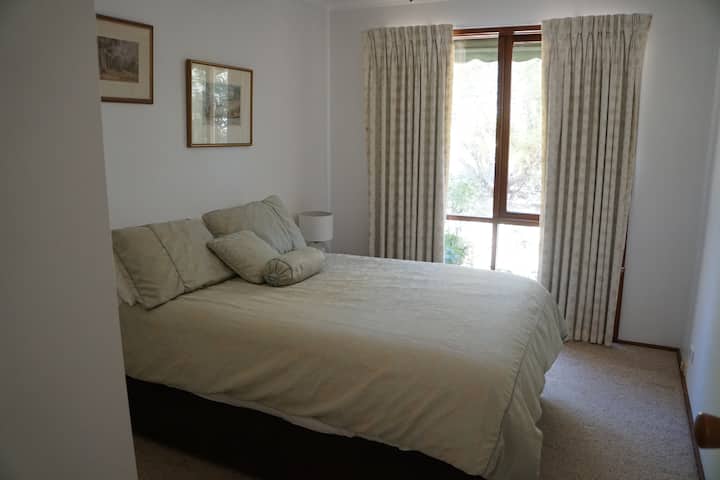 Chumba cha 2 cha kulala
 Kitanda chenye ukubwa wa mara mbili