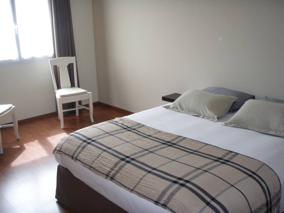 chambre 25m2 - lit 160x200 -
couette 200x200