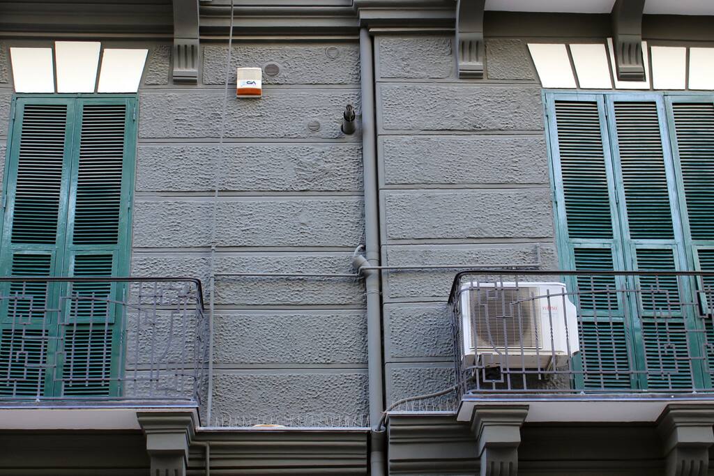 Balconi Vista Esterna della casa con condizionatori