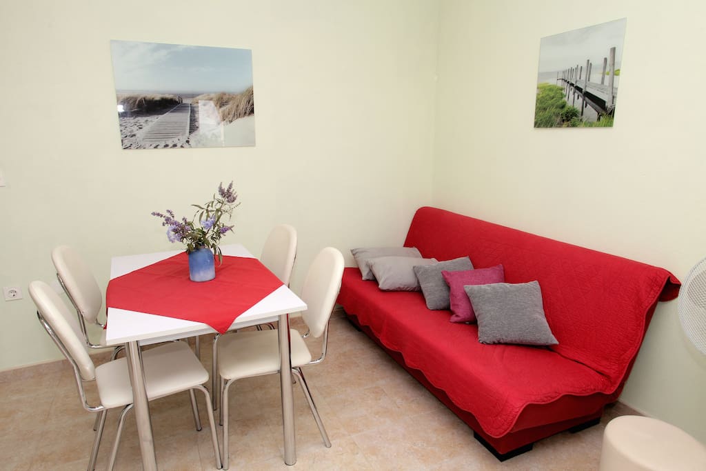 Cosy living/dining room with sofa bed