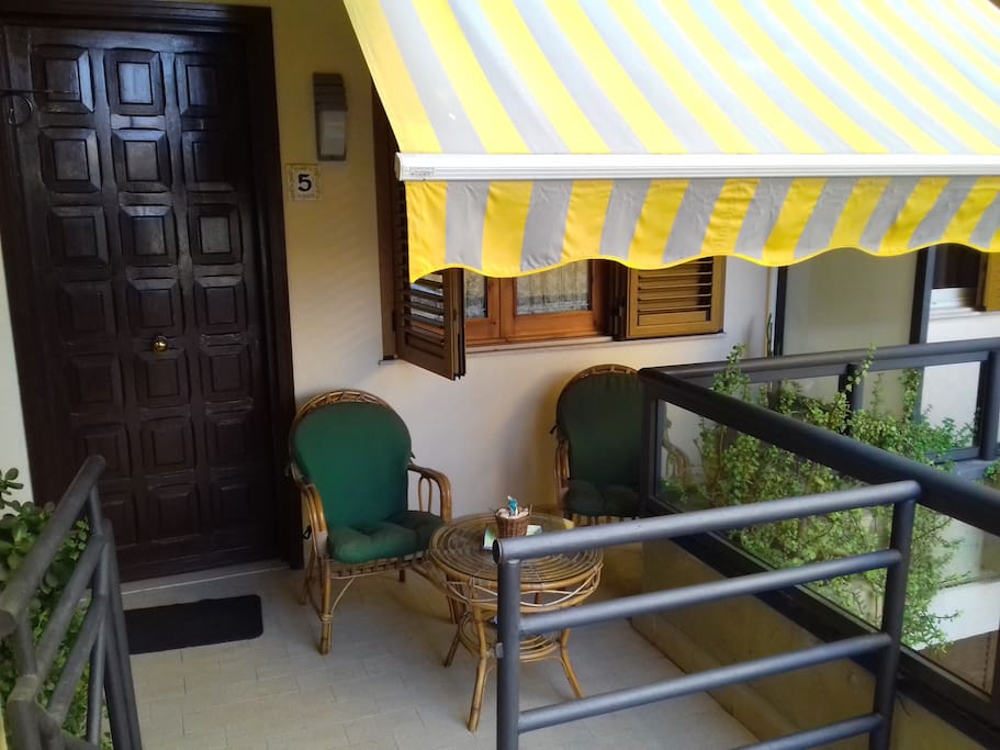 L'ingresso dell' appartamento con vista mare