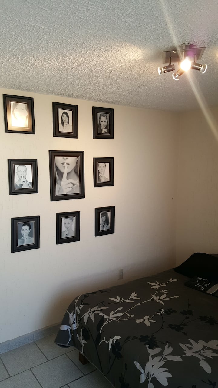 Dhomë gjumi master, e shoqëruar nga një sërë portretesh që të ftojnë të thuash: Çfarë ndodh këtu, në Morelia qëndron!