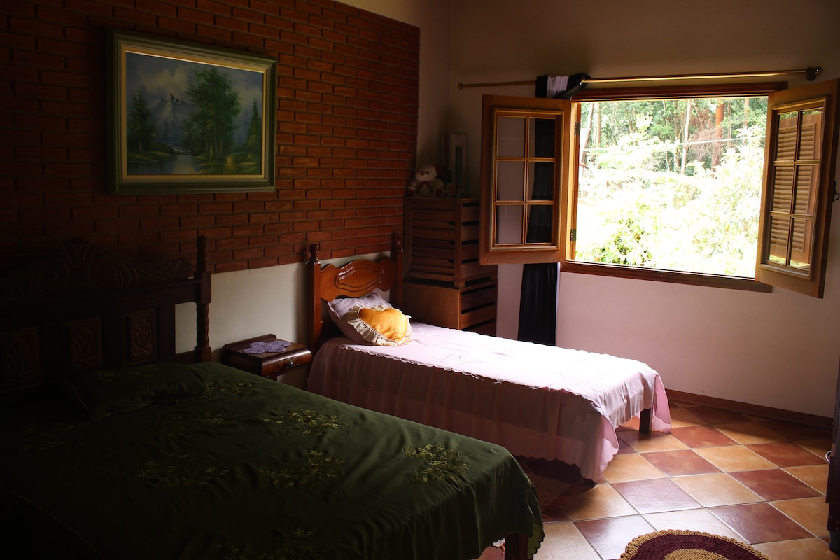 Suitë me 01 krevat dopio dhe 01 krevat tek 