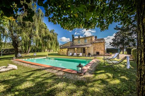 Charming Cottage among vineyards with private pool
