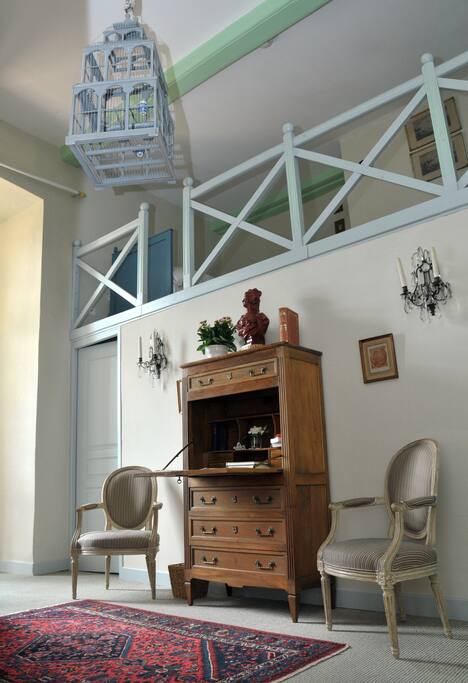 La mezzanine au dessus de la salle de bains est inaccessible mais donne du volume