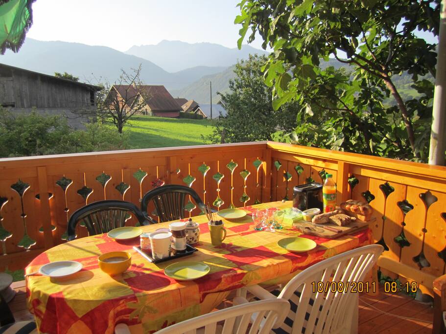 petit déjeuner en terrasse face au massif du Beaufortain.