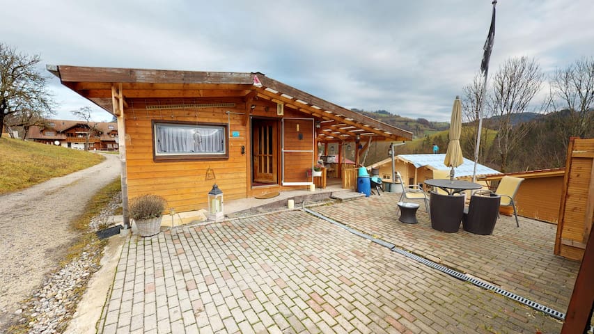 Pretty lodge with jacuzzi in the nature