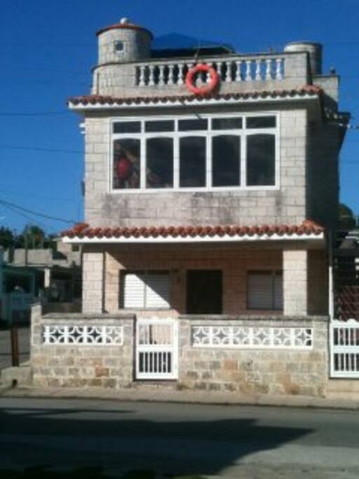 El apartamento es en los altos, la terraza esta ubicada donde estan los ventanales de cristal donde se ve toda la bahia