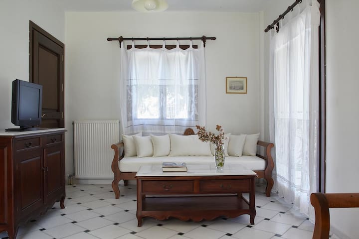 Villa w.breathtaking sea views, hot tub, breakfast