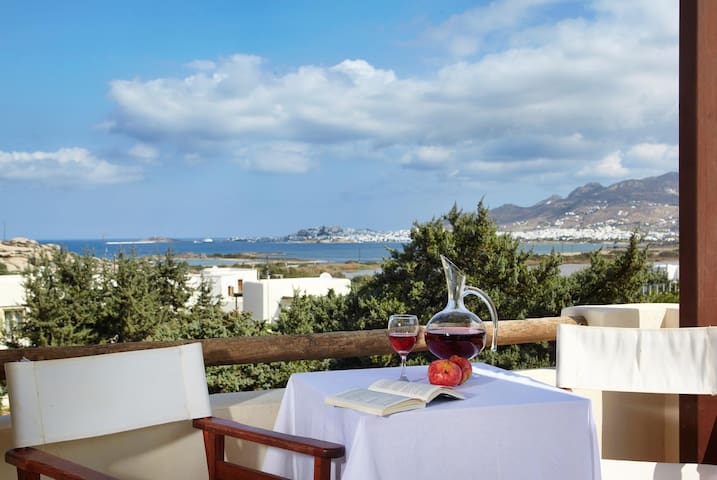 Three bed villa w. sea view, hot tub, breakfast