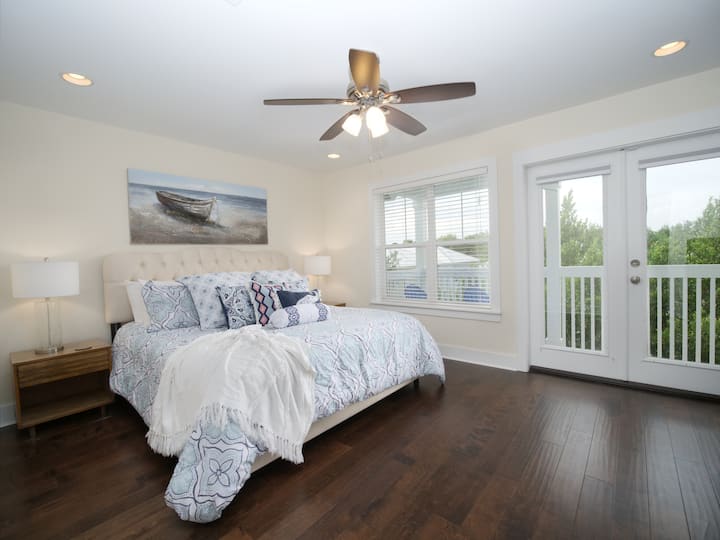 Glavna spavaća soba, bračni krevet s prekrasnim pogledom na balkon, nalazi se na 3. katu