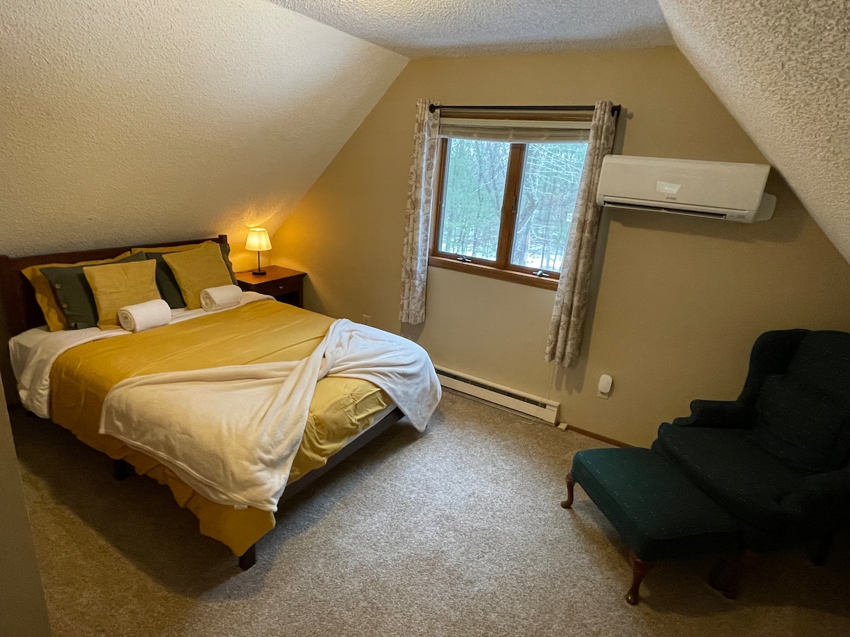 Chambre queen size au 2e étage à l'arrière de la maison donnant sur la cour.