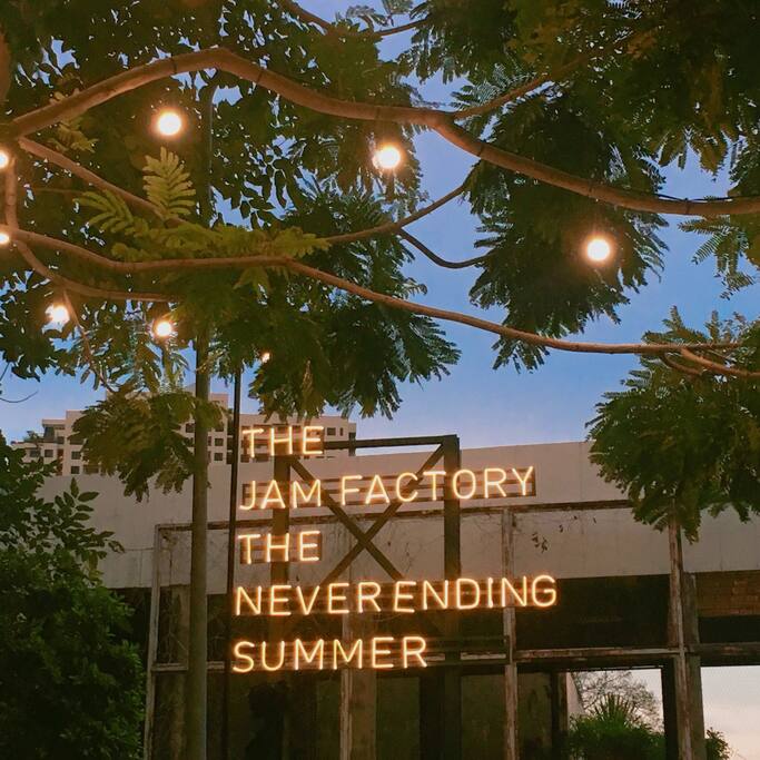 湄南河边废旧仓库改造的小清新艺术街区 曼谷旅游攻略 尽在airbnb爱彼迎