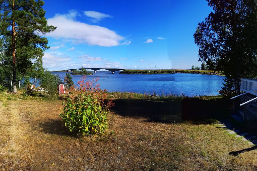 Torka och hetta i midnattsol sommar bro