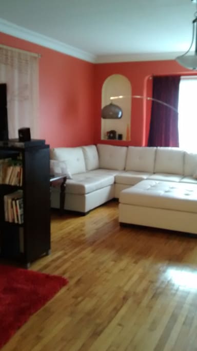 Salon propice à la détente ou à la fête. Attenant à un vaste balcon ayant pignon sur une rue commerciale.