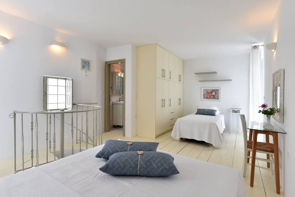 Upper floor bedroom - view 2