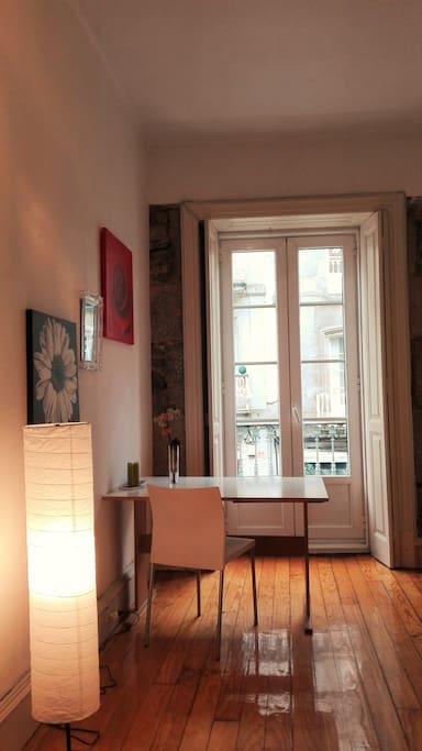 Escritorio y balcón en la habitación
