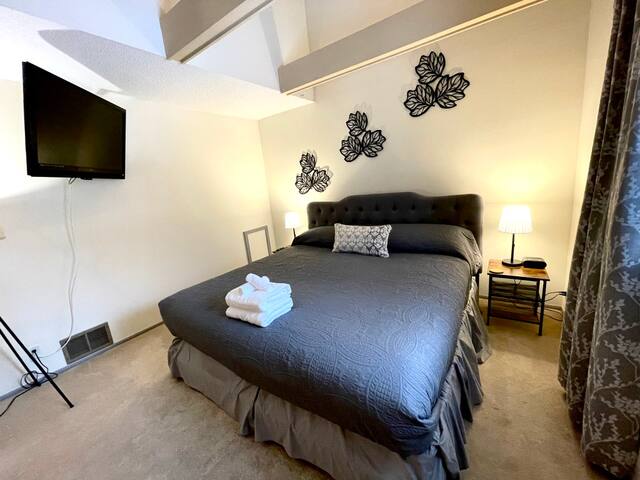 Spacious 4BR/2.5BA+Loft w Cable By Lux Life gallery image 3