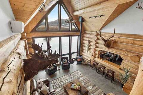 Beartooth Lodge, Mountain View! Custom Log Home