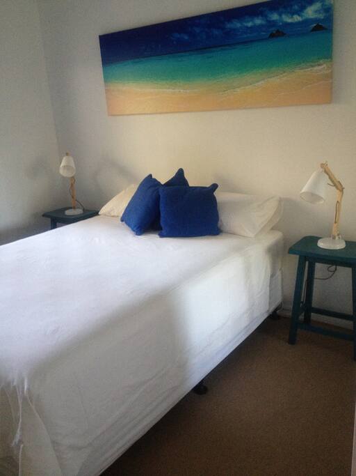 Comfy queen bed, all cotton bed linen